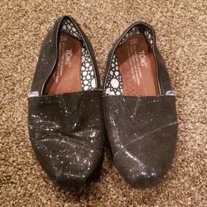Tom's glitter black